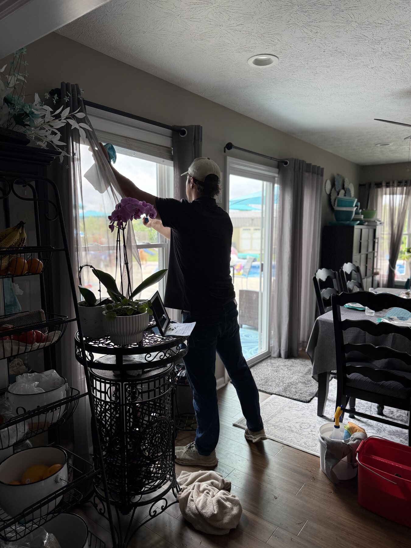 Cleaning an interior window