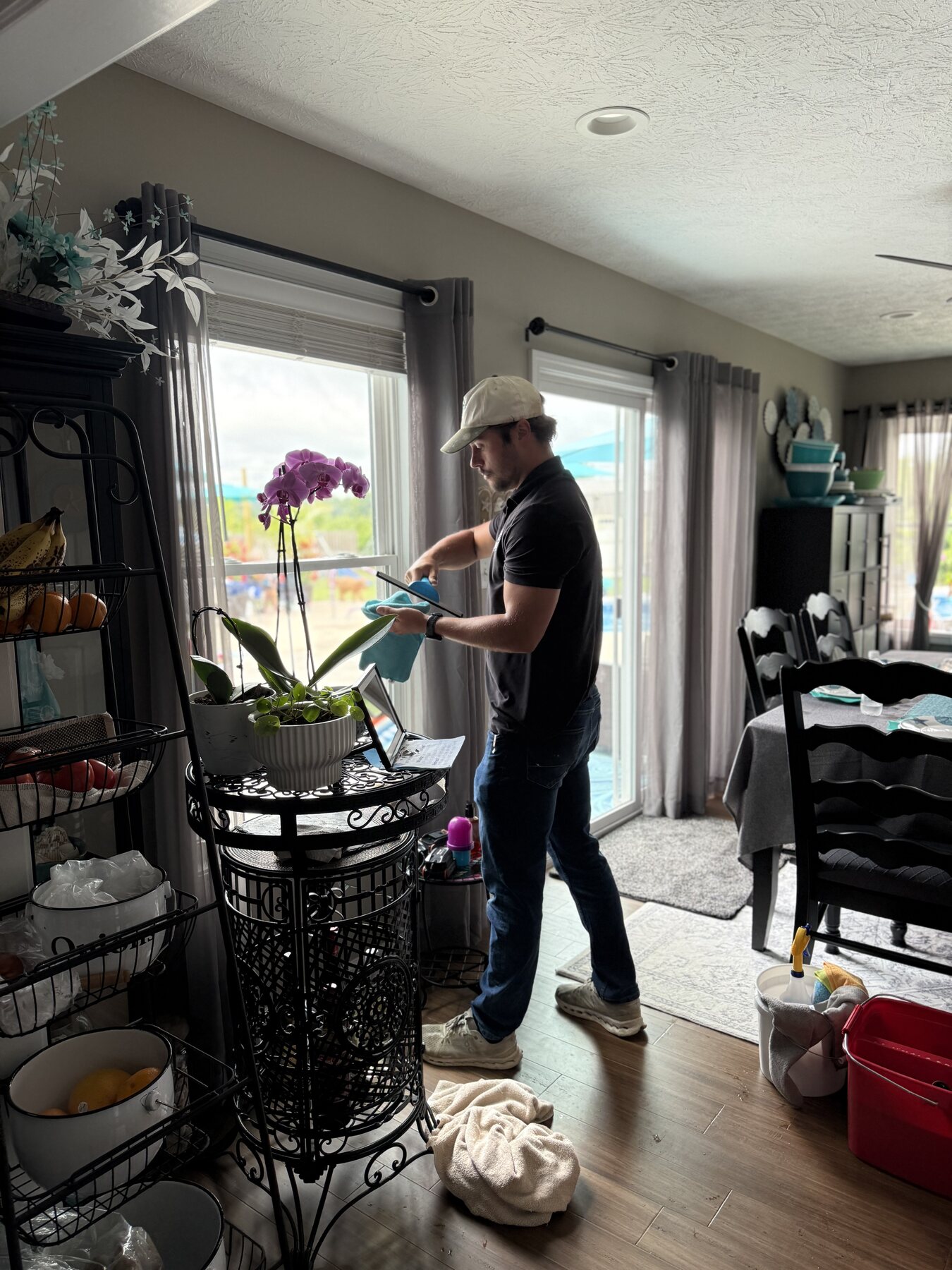 Detailing window glass and screen